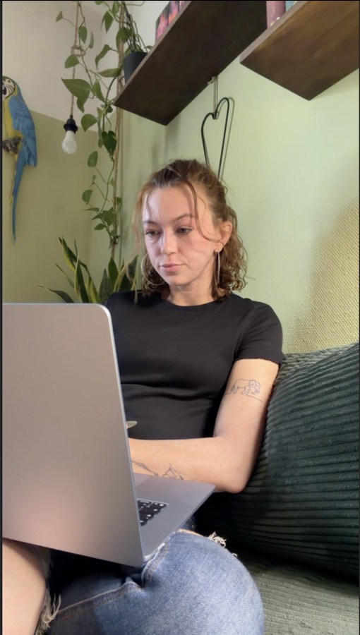 Cheyenne bei der Arbeit am Laptop